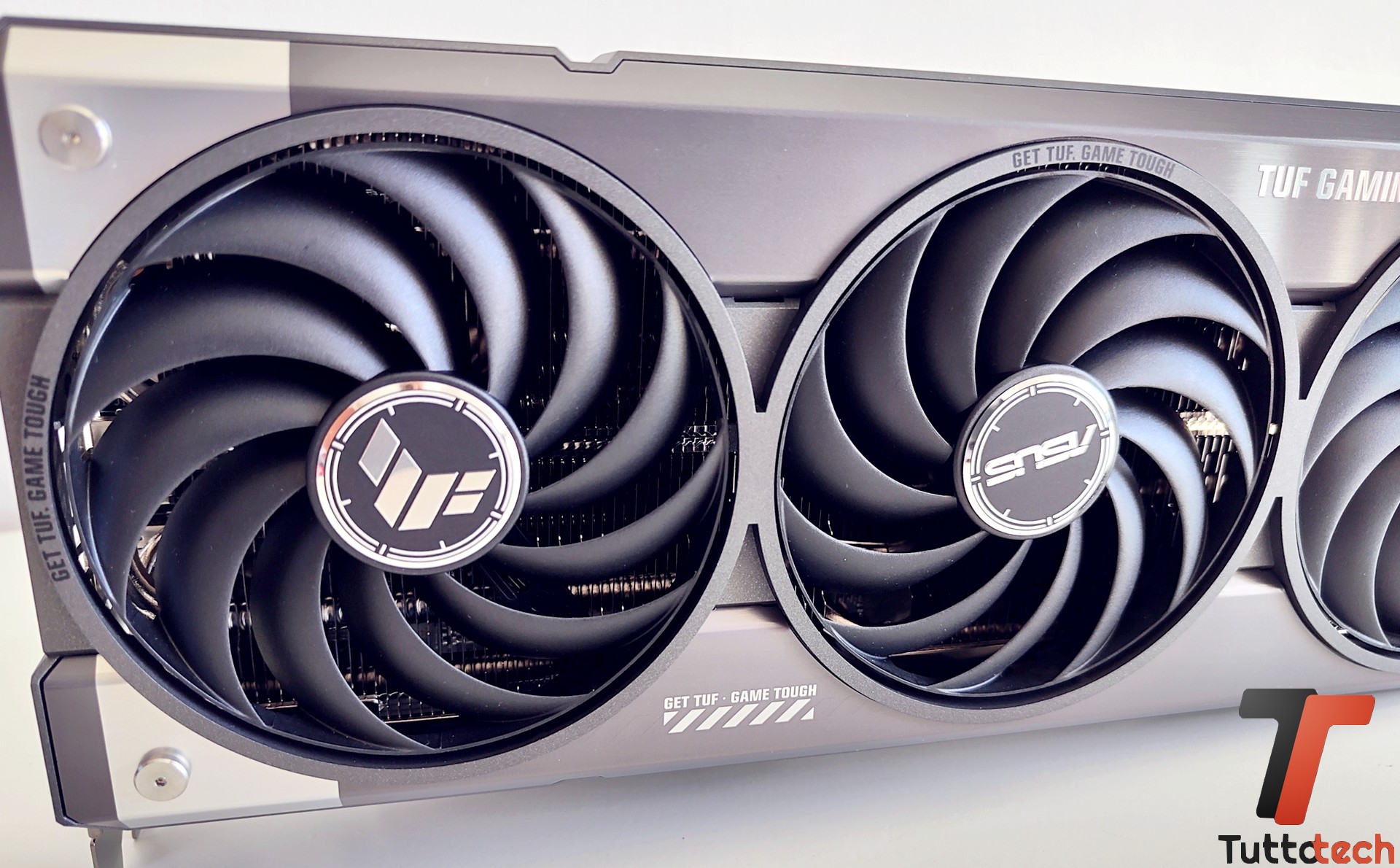 Recensione ASUS TUF GAMING Radeon RX 9070 OC: AMD torna competitiva con RDNA 4, ma a che prezzo? 14