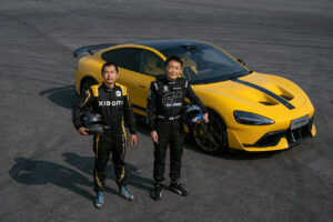 Kazunori Yamauchi e Lei Jun con Xiaomi SU7 Ultra